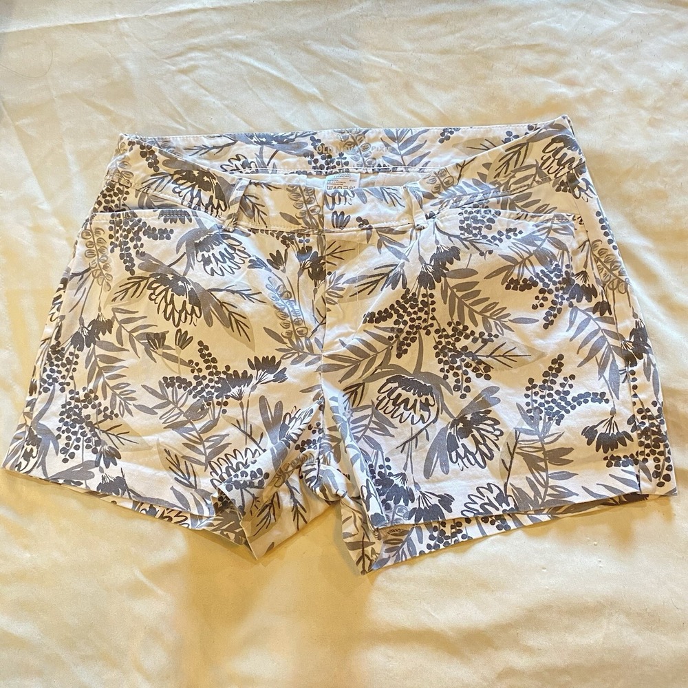 Old Navy Pixie Shorts Women's Size 8 32"waist White & Gray 3.5 Inseam Chino